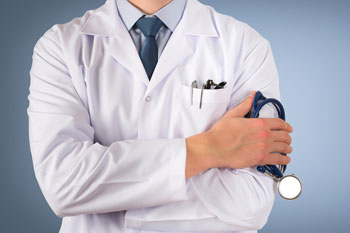 Ein Manager im Arztkittel und mit Stethoskop in der Hand