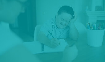 Heilpädagogik Studium Teaser Heilpädagogin hilft Klientin mit Down Syndrom beim Schreiben