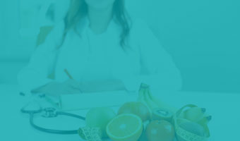 Gesundheitspaedagogik studium info Eine Gesundheitspädagogin sitzt vor bunt gemischtem Obst