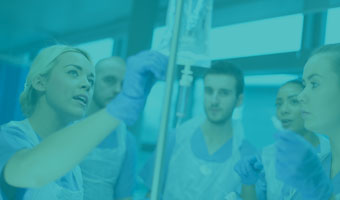 Medizinstudium info Medizinstudenten wird in einem Krankenhaus gezeigt, worauf bei einem Tropf geachtet werden muss