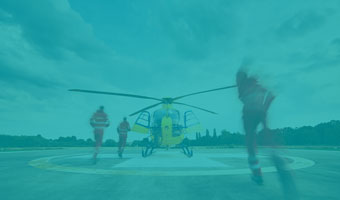 Rettungswesen uebersicht Rettungssanitaeter eilen zum Rettungshubschrauber der gerade landet