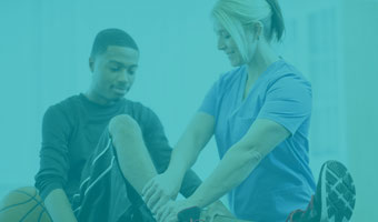 Sportmedizin teaser Sportmedizinerin untersucht einen verletzten Sportler am Knie.