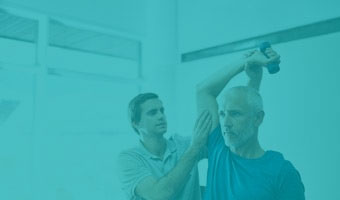 Sporttherapie studium teaser Sporttherapeut geht mit einem Patienten Übungen für Schulter und Arm durch
