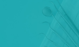 Zahnmedizin studium teasercard Instrumente eines Zahnmediziners bzw. einer Zahnmedizinerin: u.a. eine Pinzette und ein Mundspiegel
