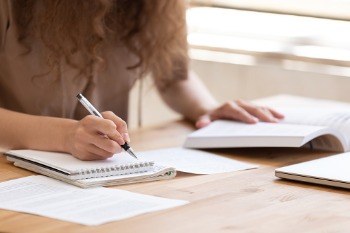 Studierende lernt für Medizin Studium Zugangsprüfung