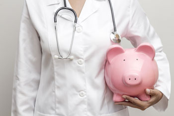 Medizinerin mit Sparschwein