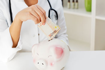 Medizinerin tut Geld in Sparschwein