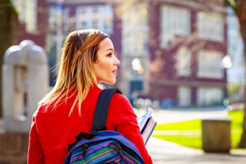 Studentin auf dem Weg zur Vorlesung