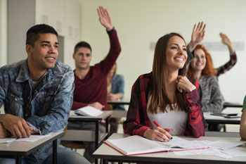 Studenten einer privaten Bildungseinrichtung melden sich in einem Seminar