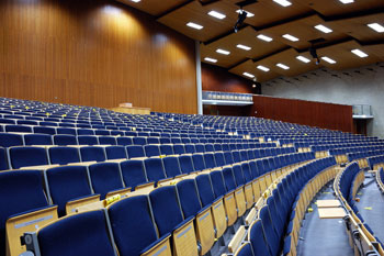 Ein riesiger, noch leerer Hörsaal in einer Universität