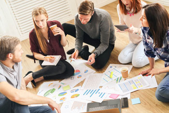 Studenten einer Akademie lernen zusammen in einer kleinen Gruppe