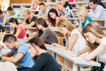 Ein Hörsaal einer Universität mit vielen Studenten