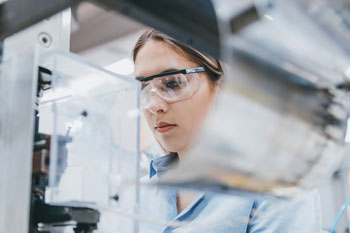 Interview virologie Virologin untersucht im Labor Abstriche