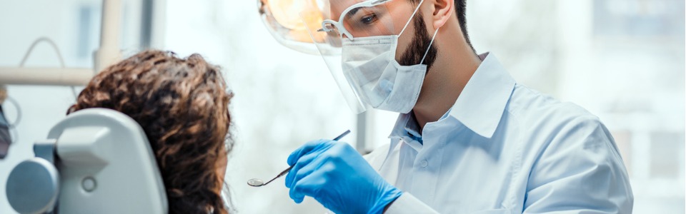 Nc zahnmedizin trennerbild im text drei Junger Zahnarzt untersucht die Zähne einer Patientin