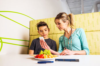 Eine Ernährungsberaterin hat eine Sitzung mit einem jungen Patienten