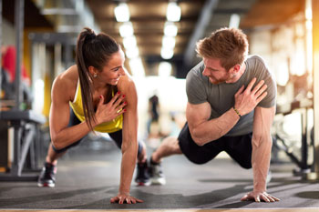 zwei Sportler im Fitness Studio