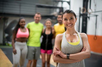 Fitness Trainerin lächelt in die Kamera