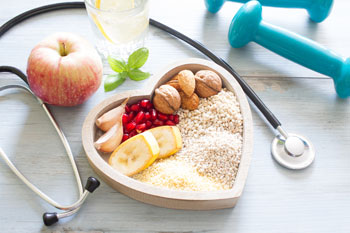 Obst, Stethoskop und Kurzhanteln