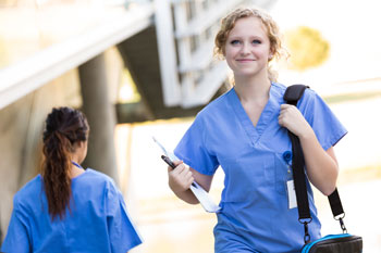 Pflegestudentin lächelt entschlossen