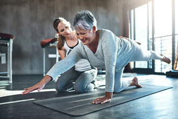 Eine Patientin lernt in der Physiotherapie Übungen zur Muskelstärkung.