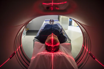 Ein Mann wird von einem CT Gerät analysiert
