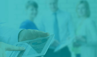 Ein Gesundheitsmanager prüft mit seinen Kollegen die Quartalszahlen im Krankenhaus