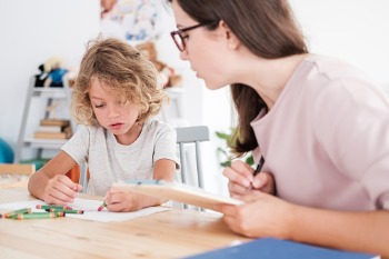 Pädagogische psychologie persönliche voraussetzungen Pädagogin unterrichtet ein Mädchen