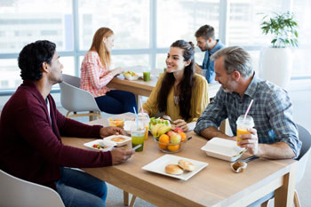 Arbeitskollegen in der Kantine